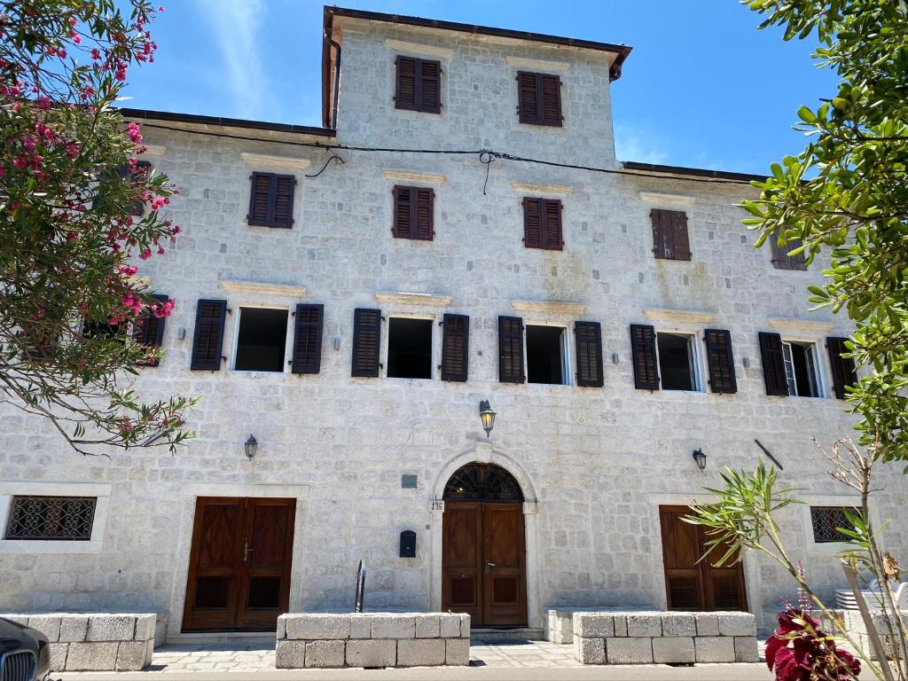 普查尼VillaOldMariner的一座古老的石头建筑,设有棕色的门窗