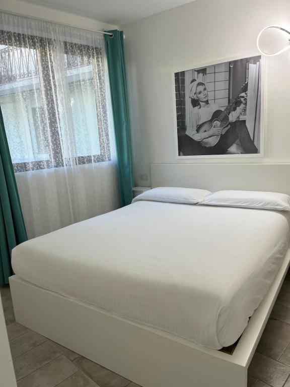 奥里奥阿塞里奥Seriana的窗户客房内的一张白色床