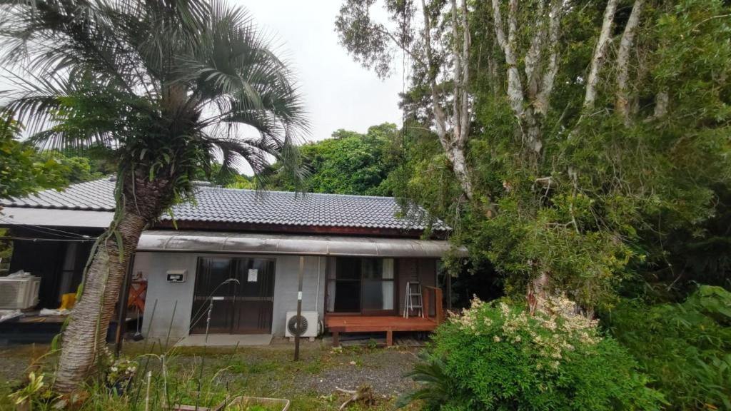 屋久岛Whole house rental inn Horizon line - Vacation STAY 18087v的前面有棕榈树的房子