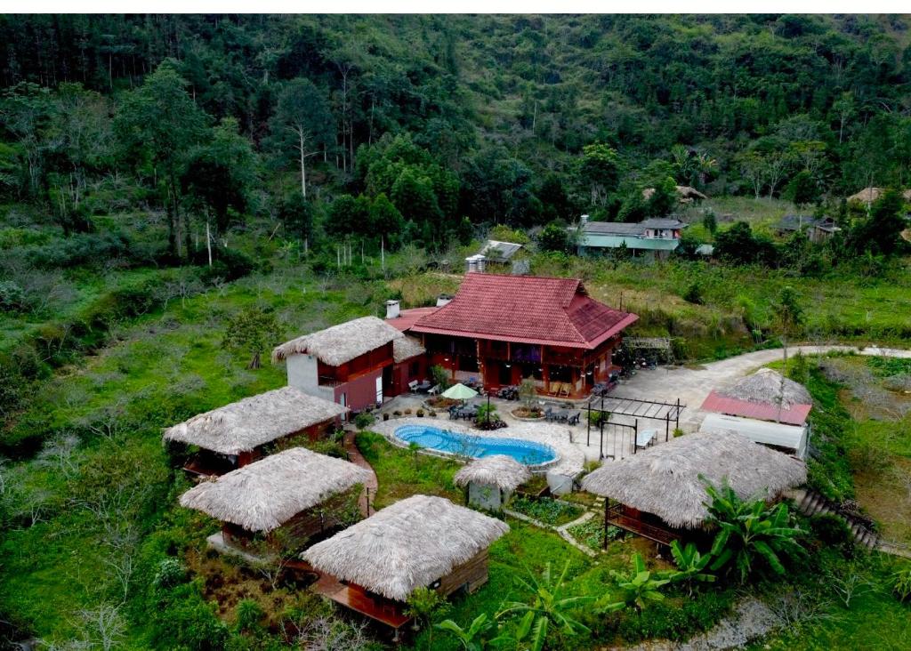 北河县Bac Ha Lodge Retreat的享有带游泳池的房屋的空中景致