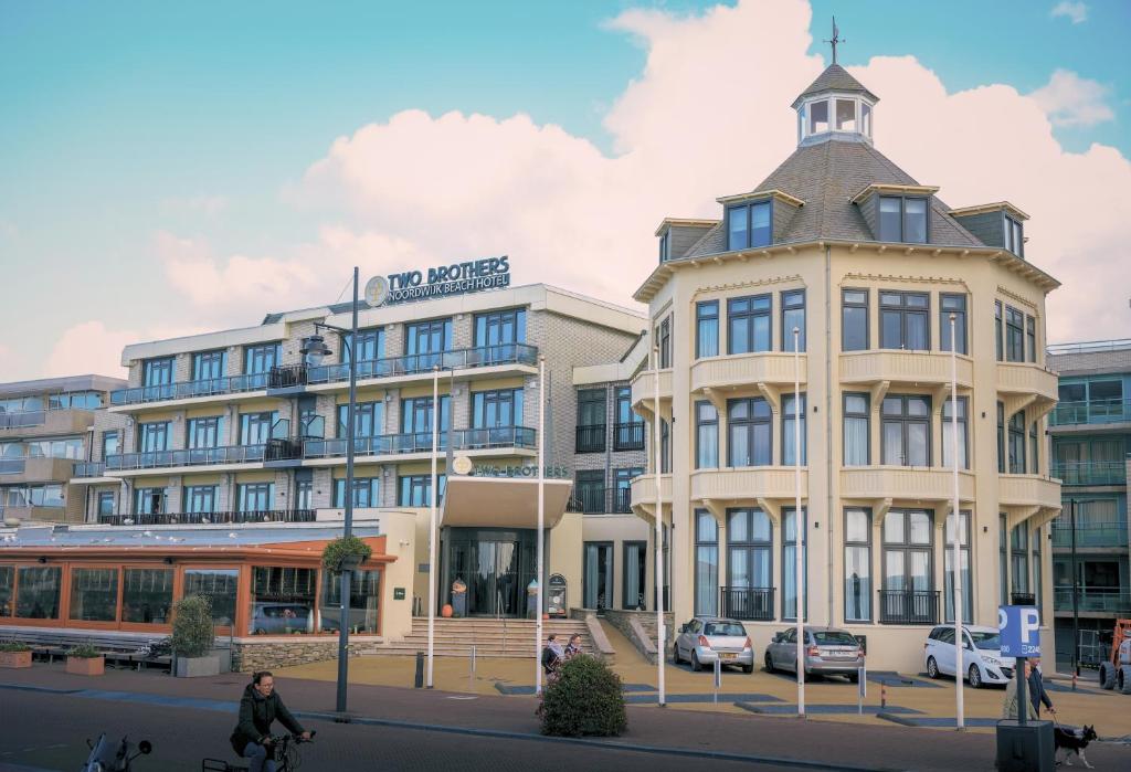 海滨诺德韦克Two Brothers Noordwijk Beach的一座建筑的顶部有一个钟楼