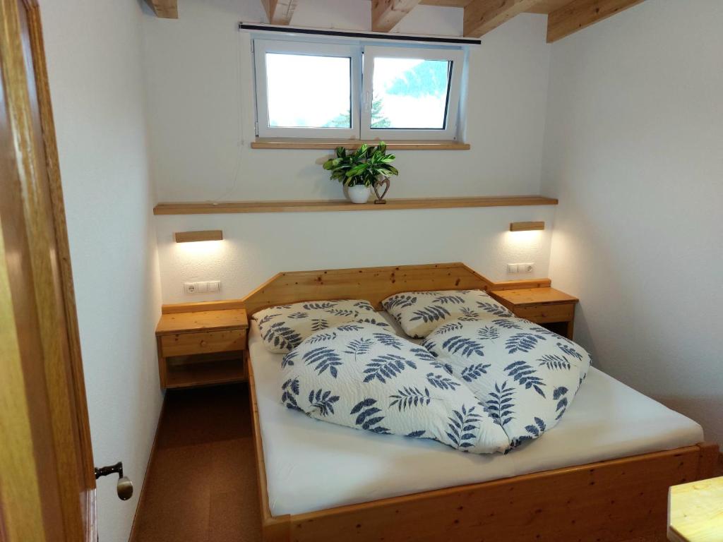 KaunerbergApartments Amelie Kaunerberg -1-的小卧室配有带蓝色和白色枕头的床
