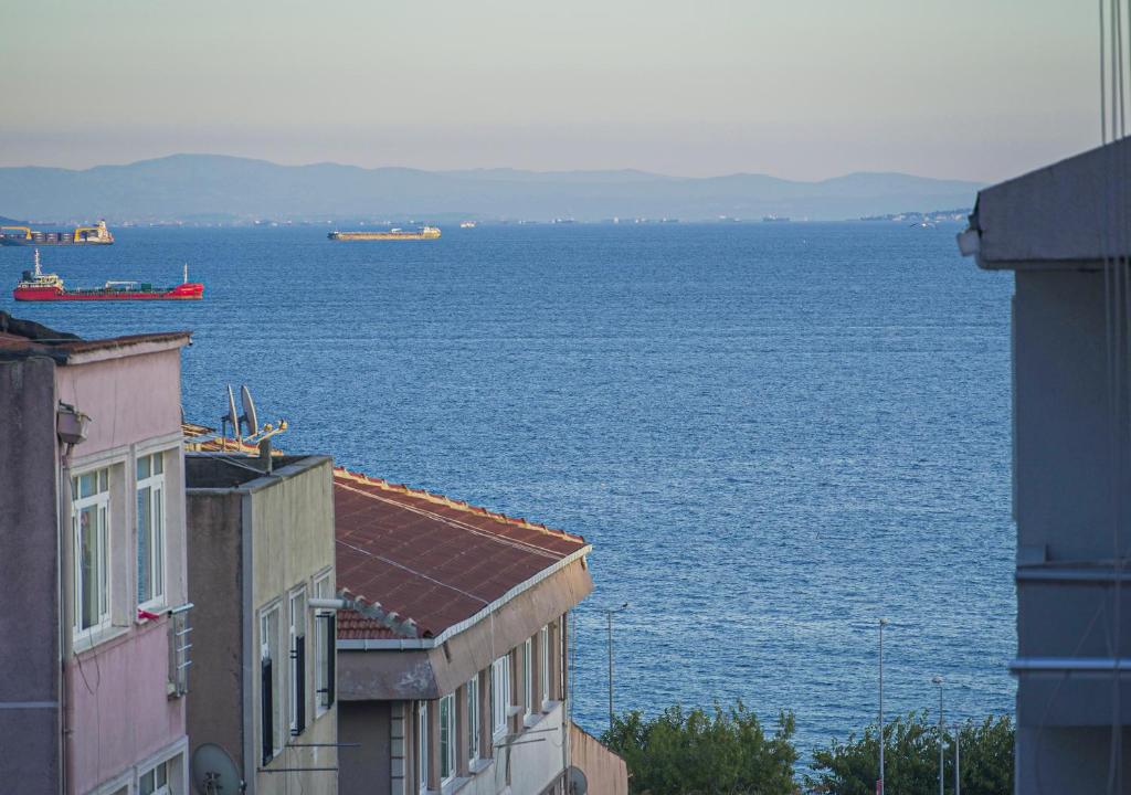 伊斯坦布尔Mar Suite的从两栋建筑中欣赏到海景