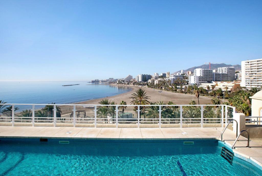 贝纳尔马德纳Luxury in Puerto Marina的享有海滩景致的游泳池