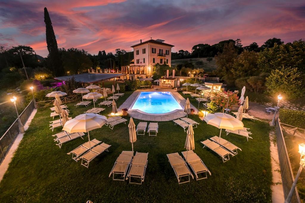 佩鲁贾Domus Volumnia Country House的享有带椅子和遮阳伞的游泳池的上方景致
