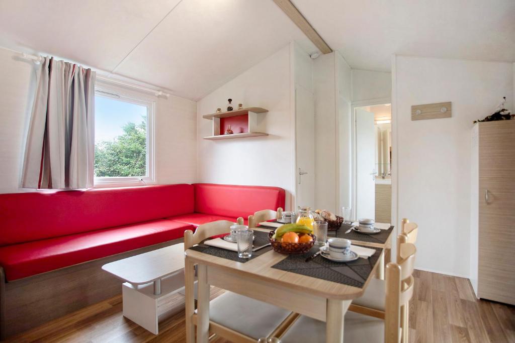 帕塔亚什Bungalow T2 i i i - 15 Min Nazaré的客厅配有红色的沙发和桌子