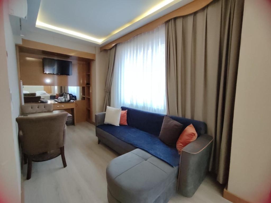 伊斯坦布尔mars hotel的客厅设有蓝色的沙发和窗户。