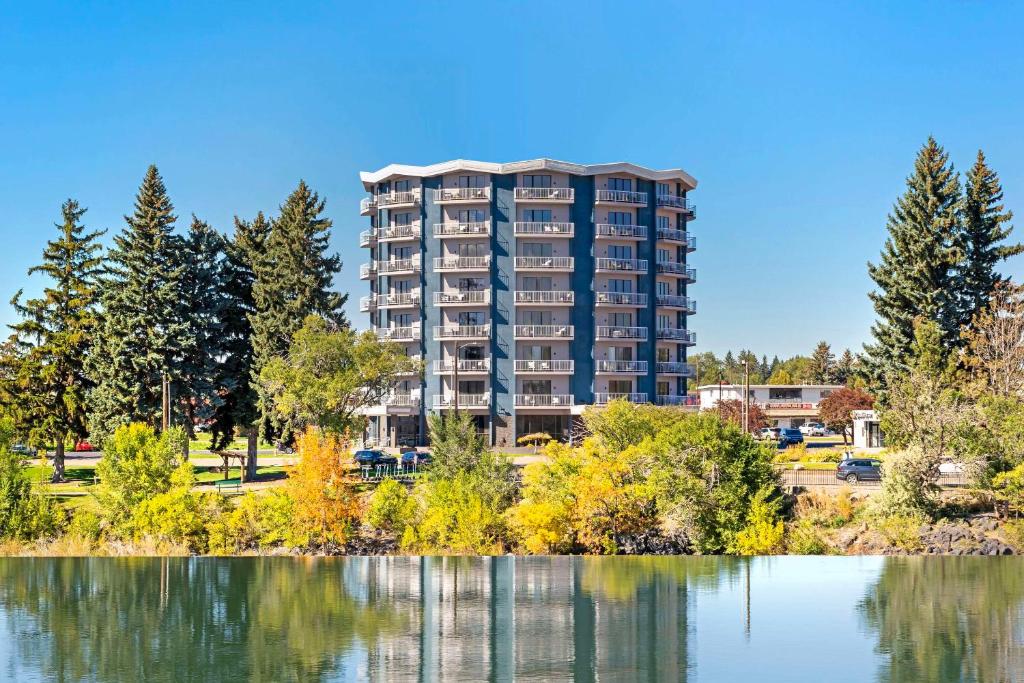 爱达荷福尔斯Comfort Suites Idaho Falls的湖畔大型公寓楼