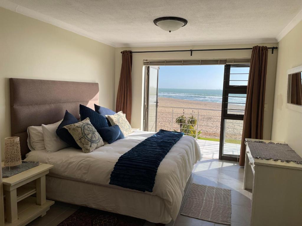 斯瓦科普蒙德Ocean Dream Self-Catering的一间卧室配有一张床,享有海滩美景