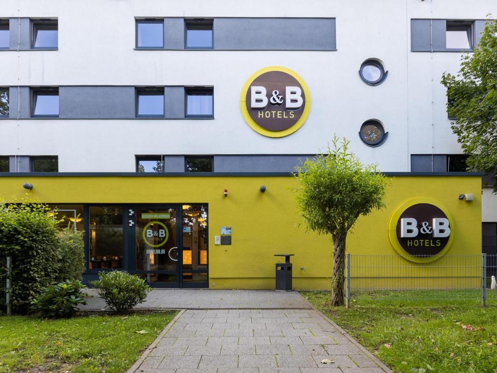 多特蒙德B&B HOTEL Dortmund-Messe的黄色建筑上标有酒店标志