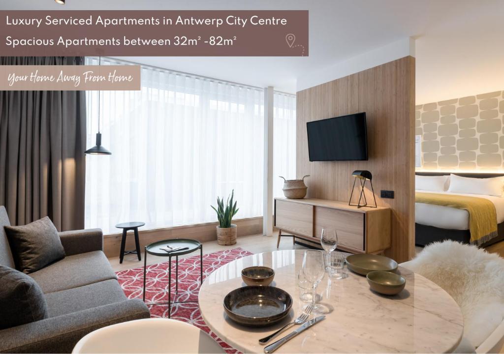 安特卫普PREMIER SUITES Antwerp的客厅配有沙发和桌子