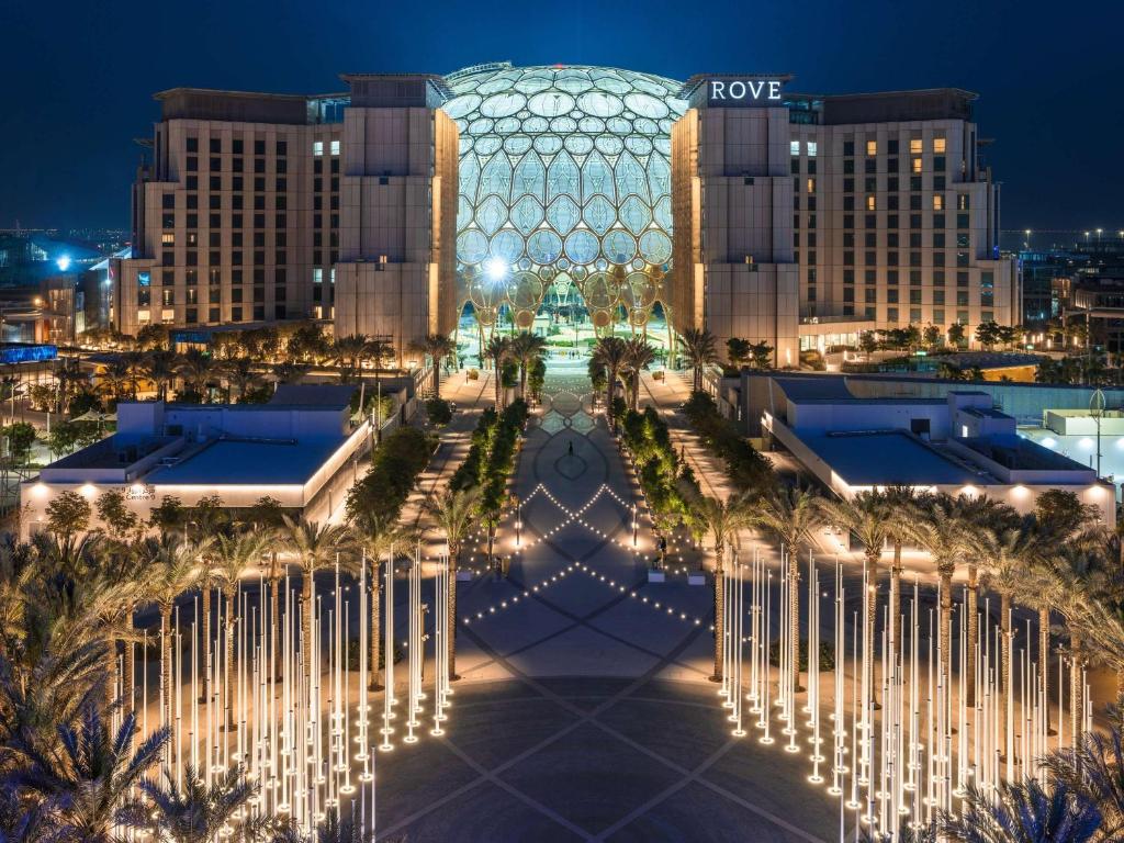迪拜Rove Expo City的享有皇家棕榈酒店的景色
