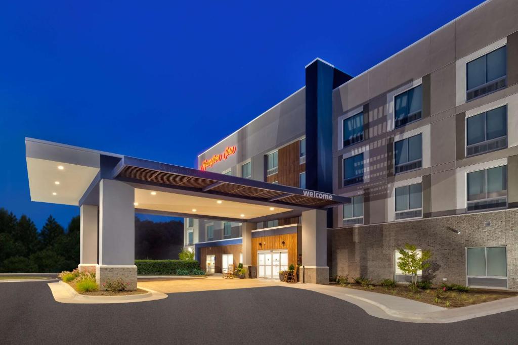 丹维尔Hampton Inn Danville, Va的酒店前方的 ⁇ 染