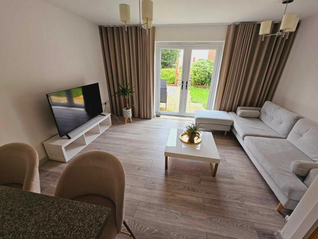 普里茅斯Entire 2 Bedroom House Modern Stylish Luxury的带沙发和电视的客厅