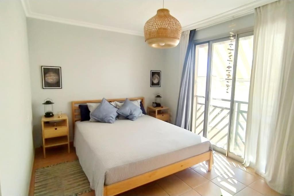 拉特吉塔Apartamento El Faro, Sotavento, playa la tejíta的一间卧室设有一张床和一个大窗户