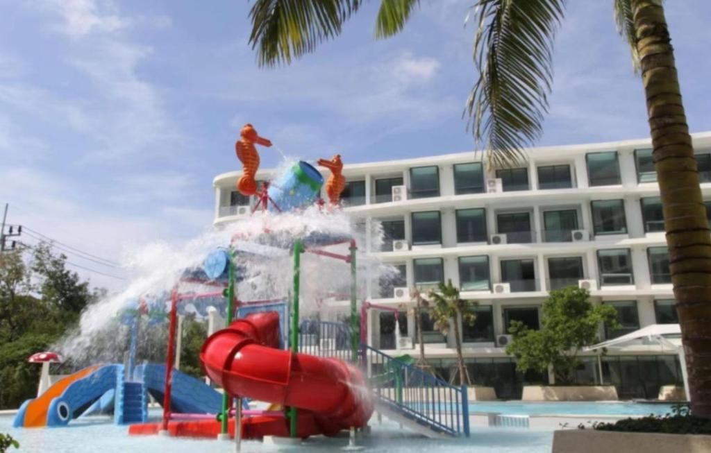 拉威海滩Water park Rawai Beach 200m Nai Han king bedroom的一座水上公园,在一座建筑前设有水滑梯