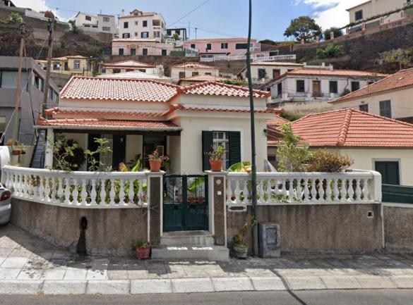丰沙尔Tiny House Funchal的房屋设有白色栏杆和阳台