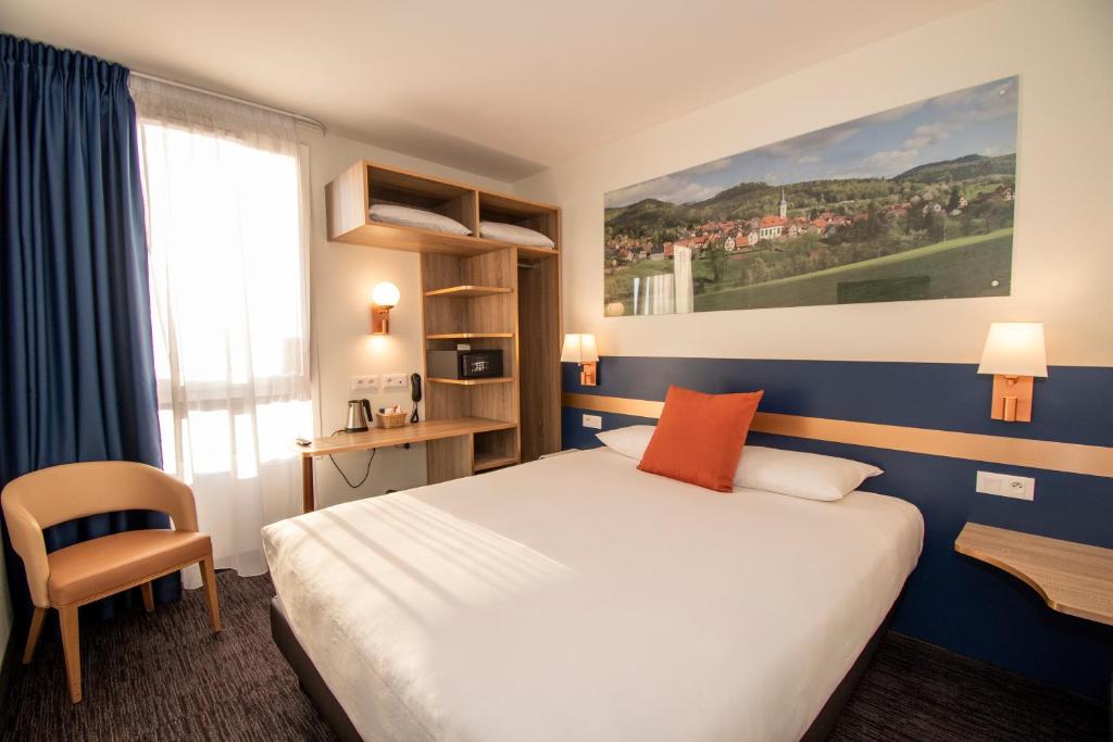 斯特拉斯堡K Hotel的一间设有大床和窗户的酒店客房