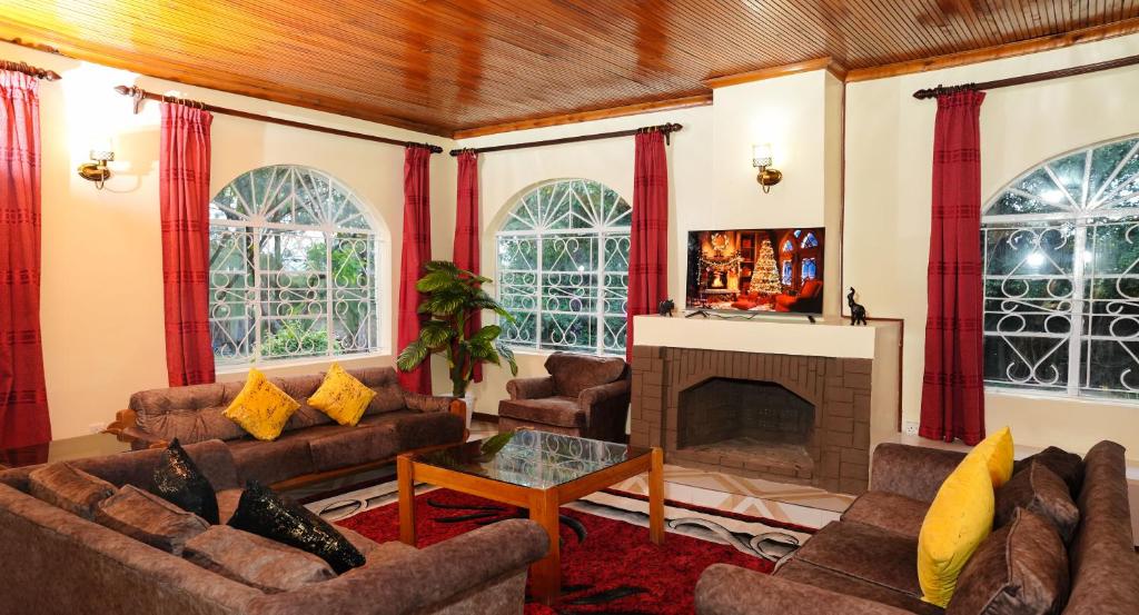 奈瓦沙Naivasha TownHouse的带沙发和壁炉的客厅