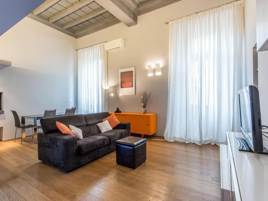罗马Luxury Fori Imperiali Flat的客厅配有沙发和桌子