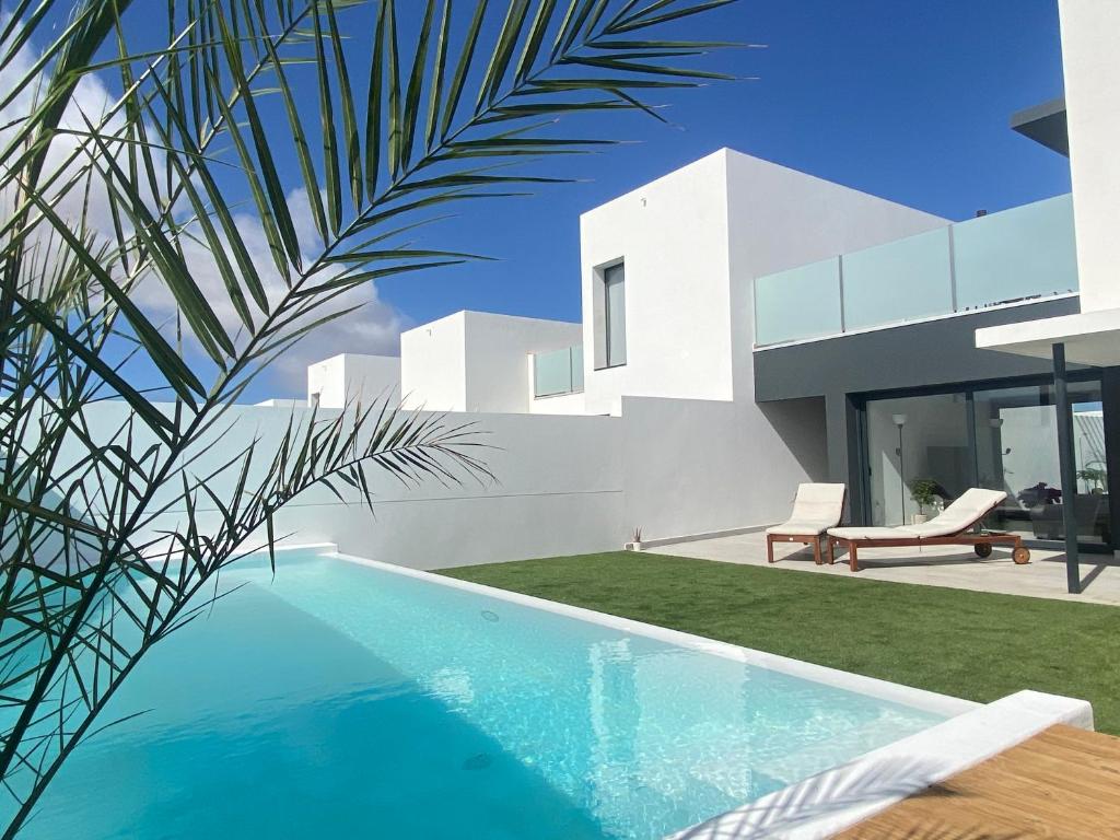 拉奥利瓦Villa Sol Fuerteventura的房屋前的游泳池