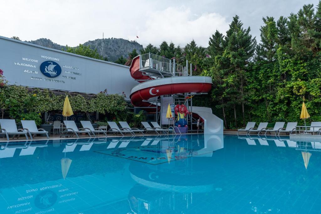 凯麦尔维京大酒店的游泳池的水滑梯