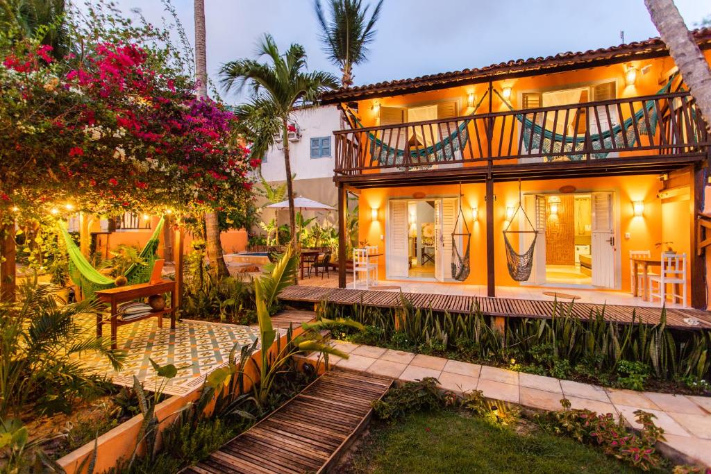 杰里科科拉Vila Charme的带阳台和花园的度假屋
