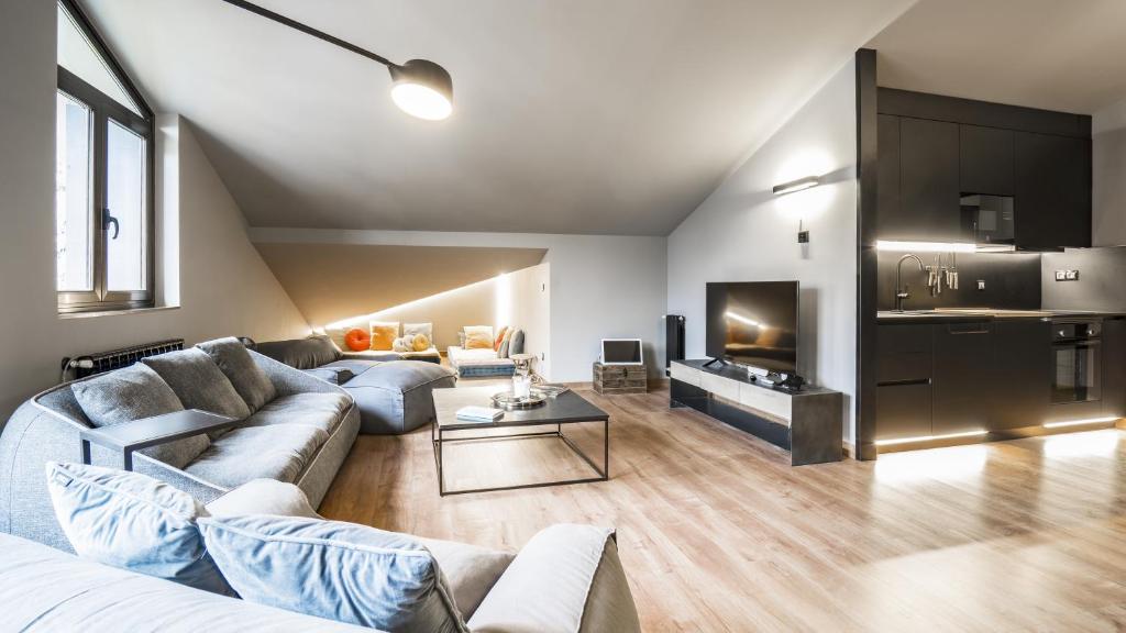 埃尔塔特KOKONO Vacation Rental Apartment El Tarter, Andorra的客厅配有沙发和桌子
