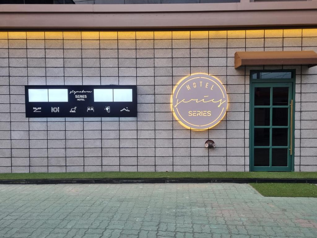 庆州Series hotel的建筑的侧面有标志