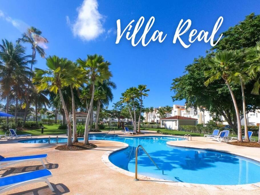 多拉多4BR -Villa Real -Spacious & Bright Family Friendly的别墅真正的度假村,棕榈树环绕,设有游泳池