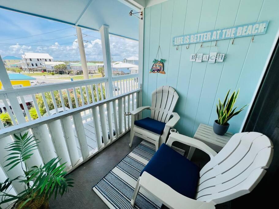 Deeded Beach Access- 10 min Walk to Hangout的阳台或露台