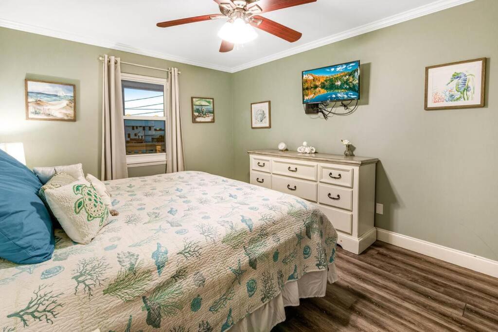 Deeded Beach Access- 10 min Walk to Hangout客房内的一张或多张床位