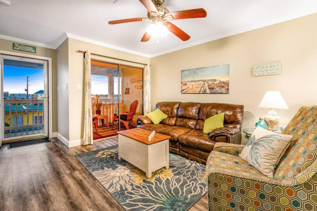 Deeded Beach Access- 10 min Walk to Hangout的休息区