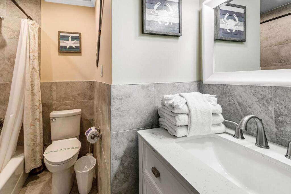 Deeded Beach Access- 10 min Walk to Hangout的一间浴室