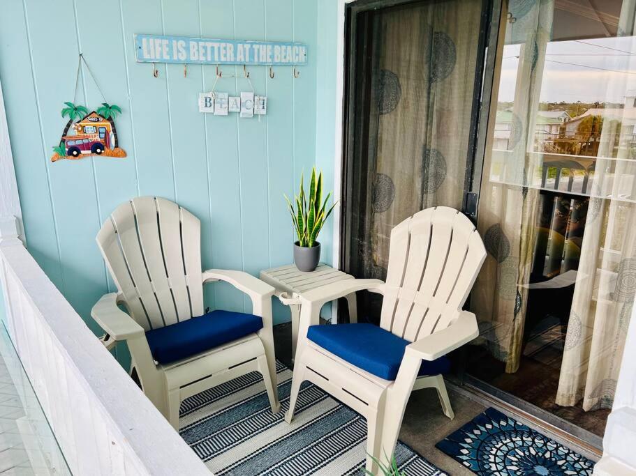 Deeded Beach Access- 10 min Walk to Hangout的休息区