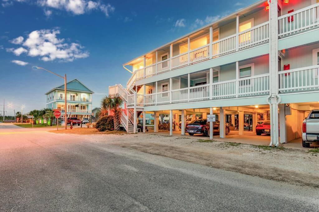 格尔夫海岸Deeded Beach Access- 10 min Walk to Hangout的建筑物前的空荡街道