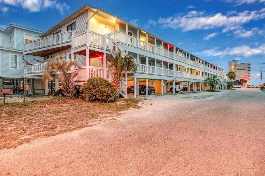 格尔夫海岸Deeded Beach Access- 10 min Walk to Hangout的街道边的大公寓楼