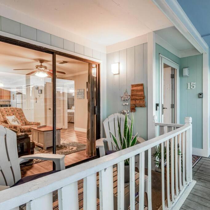 格尔夫海岸Deeded Beach Access- 10 min Walk to Hangout的房屋设有带椅子的阳台和客厅