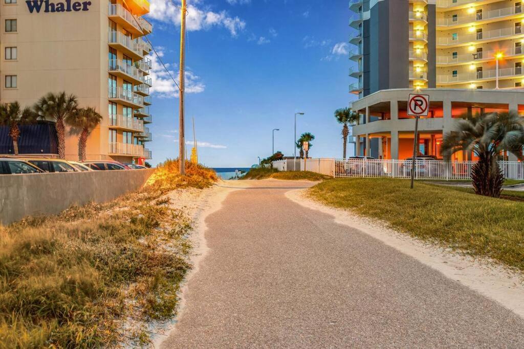 格尔夫海岸Deeded Beach Access- 10 min Walk to Hangout的靠近建筑和海洋的土路