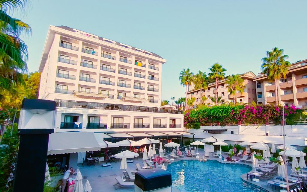 锡德Side Zeugma Hotel - Adult Only 16 Plus的大楼前设有游泳池的酒店
