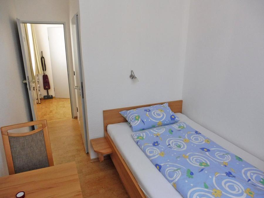 诺德奈Haus Bielefeld Zimmer 25a的一间小卧室,配有一张床和一张桌子