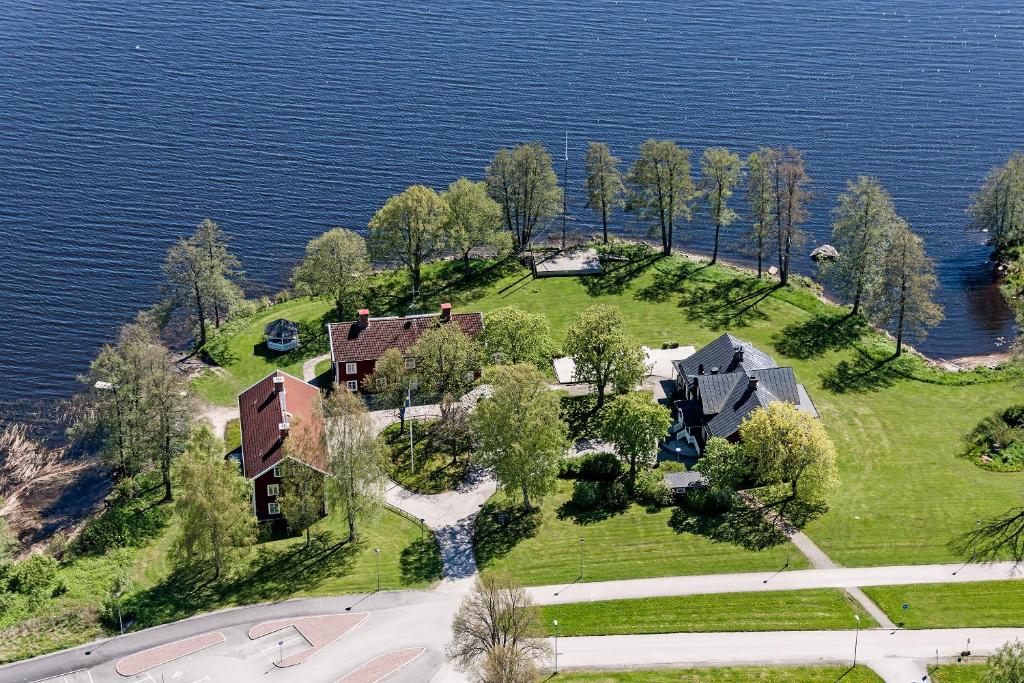 卡尔斯库加Hotell Grönfeltsgården的水面上岛上房屋的空中景观