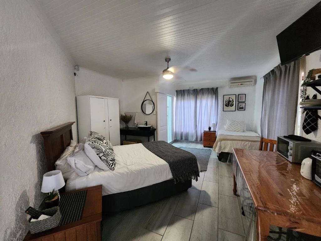 内尔斯普雷特Groenewald's Haven的一间卧室配有一张床和一台电视