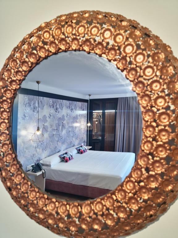 塞雷纳新镇Hotel Suites Moma Centro的卧室内的镜子和床