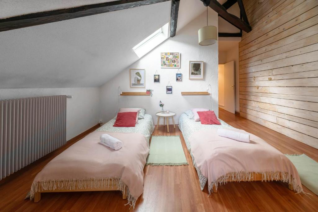 CussetGrande Maison Cusset - Maison de ville - 3 chambres的铺有木地板的客房内的两张床