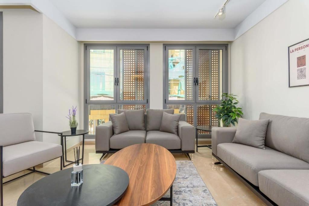 贝鲁特Violin 1 Bedroom Apartment in Solidere的带沙发和咖啡桌的客厅