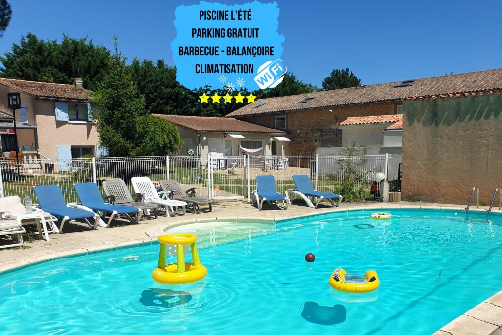 Vouneuil-sous-BiardBel Appartement T2 Climatisé avec piscine Poitiers-Futuroscope-CREPS de Poitiers的水中有两个木筏的游泳池