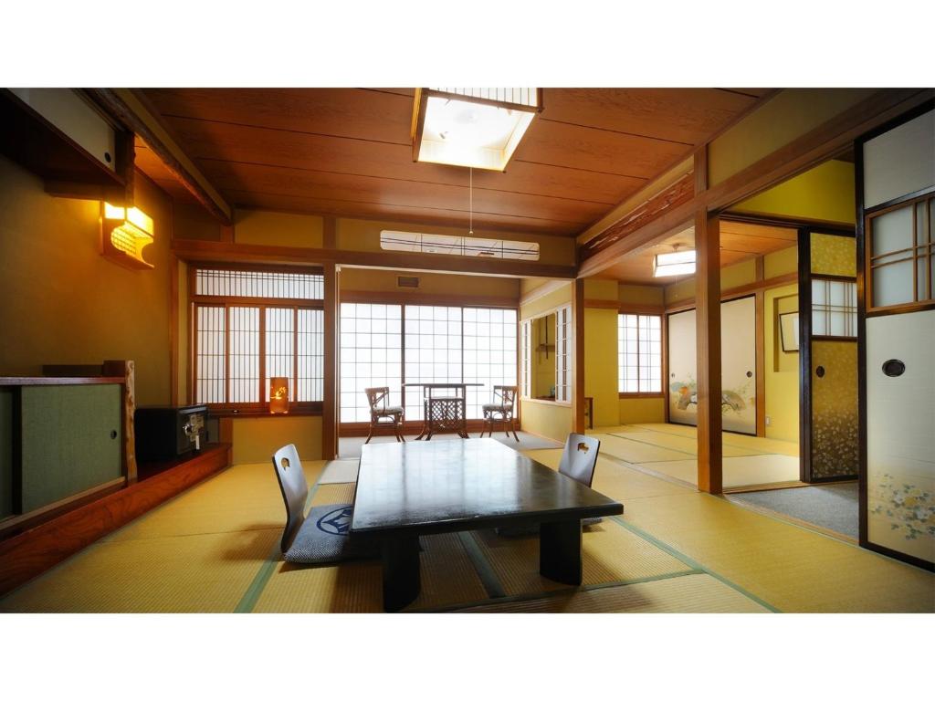 福岛Hotel Tenryukaku - Vacation STAY 16421v的一间大房间,里面配有桌椅