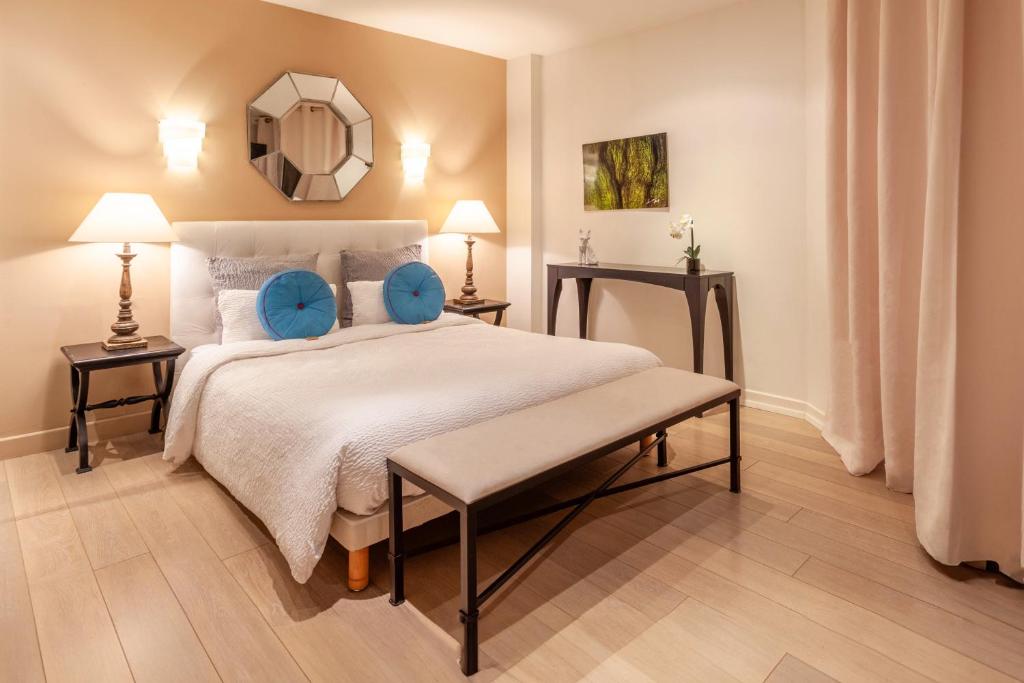 维泰勒Providence Hotel的一间卧室配有一张带蓝色枕头的大床