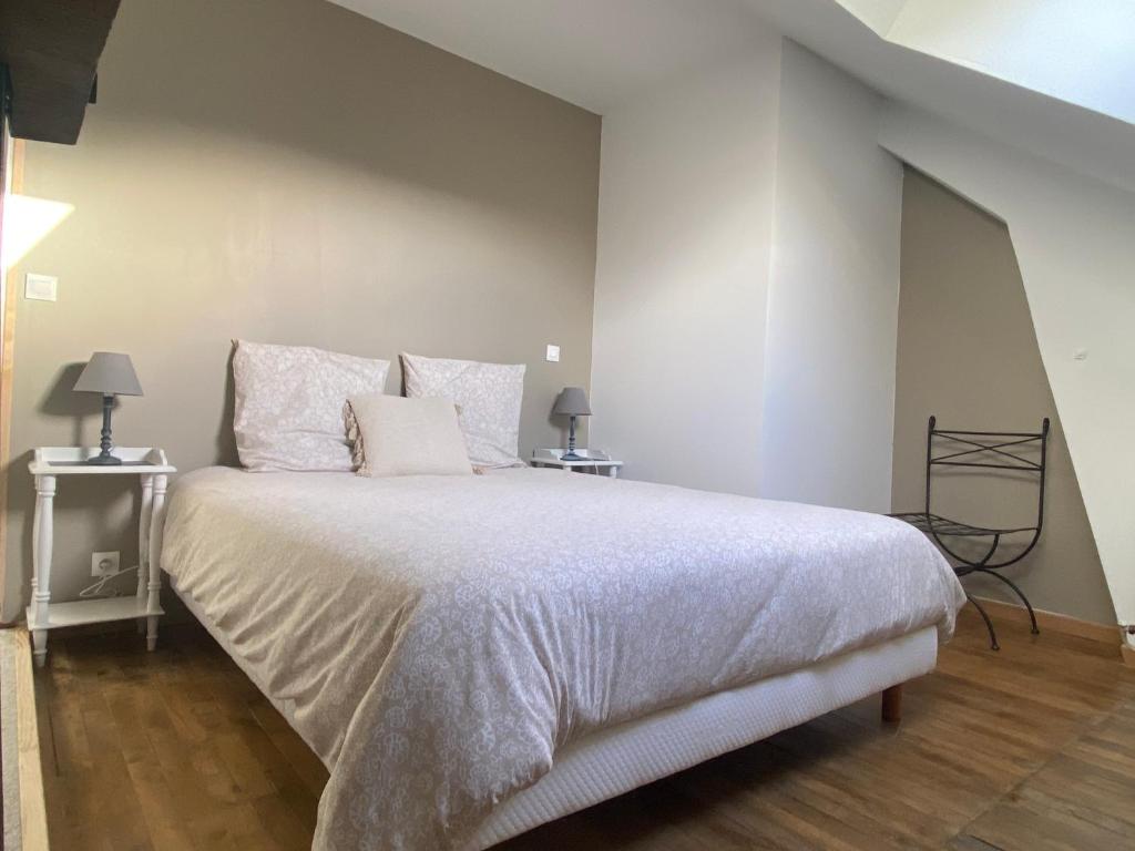 GuilliersHORTENSE的卧室配有一张带白色床单和枕头的大床。